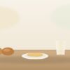 玄米のパンとグラタンの皿、飲み物を並べたイメージ(当サイトで作成)