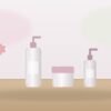化粧水や乳液のボトルとクリームの容器を花と並べたイメージ(当サイトで作成)
