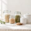 保存瓶に入れた豆や穀物と白い保存容器のイメージ