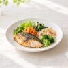 外食・中食の食事のイメージ(焼き魚と野菜のおかず)