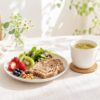 妊娠中・授乳中の食事のイメージ(ハーブティーと果物、全粒パン)